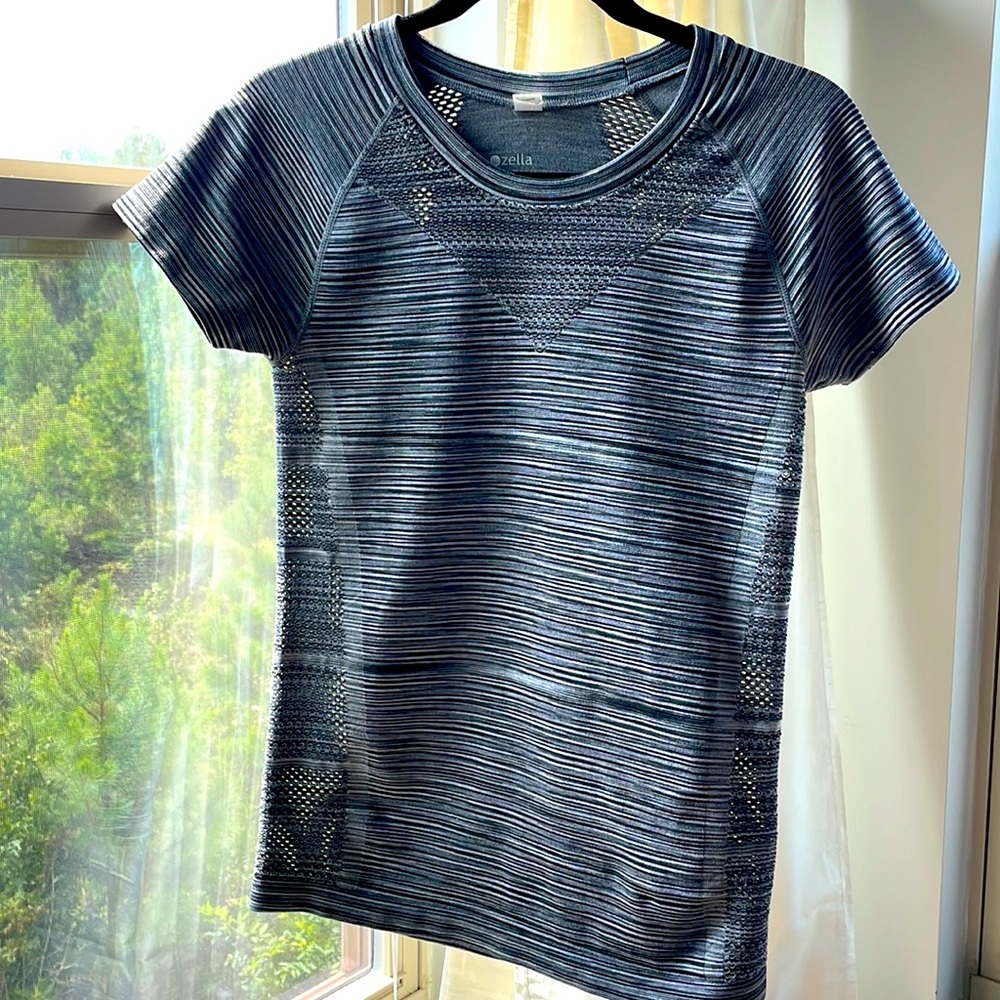 Zelle workout top netted Size medium Sports Running Athleisure Gray Vented